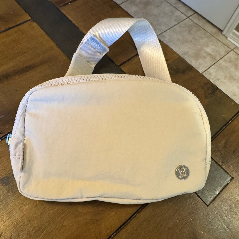 NEW: Lululemon Athletica Everywhere 1L Belt Bag in Ivory with silver logo